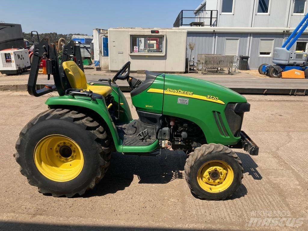 John Deere 3720 Трактори