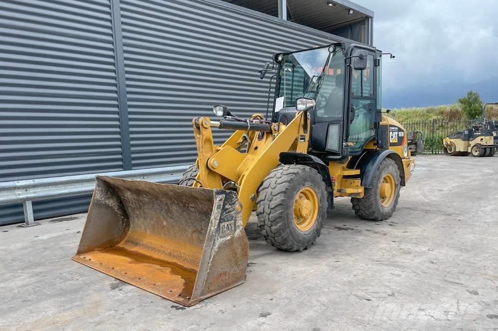 CAT 907M Фронтальні навантажувачі
