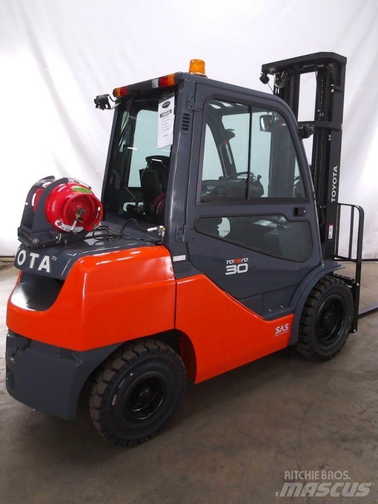 Toyota 02-8FGF30 Газові навантажувачі