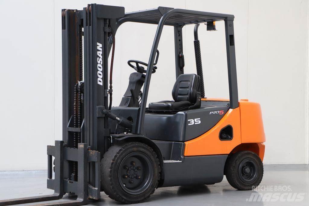 Doosan D35S Дизельні навантажувачі