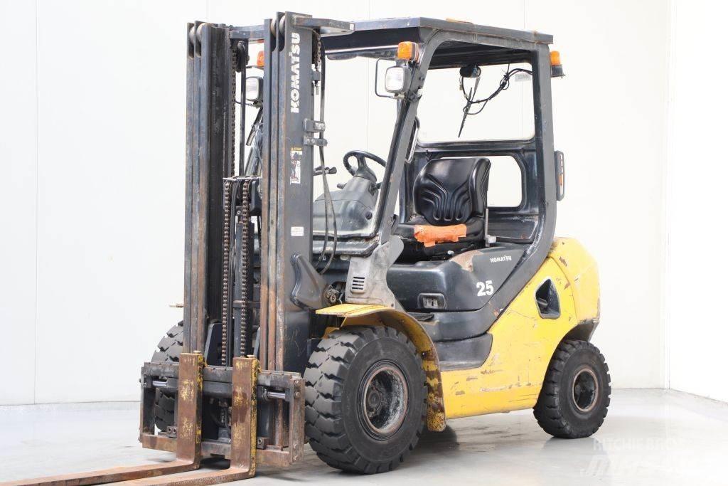Komatsu FD25T-17 Дизельні навантажувачі