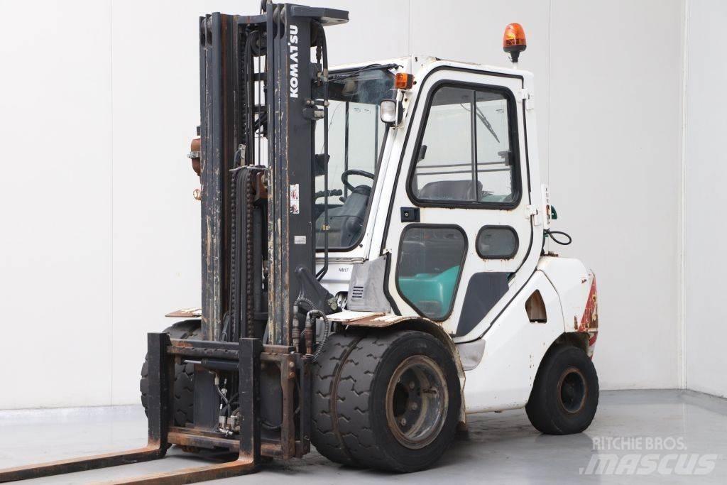 Komatsu FG30T-16R Газові навантажувачі