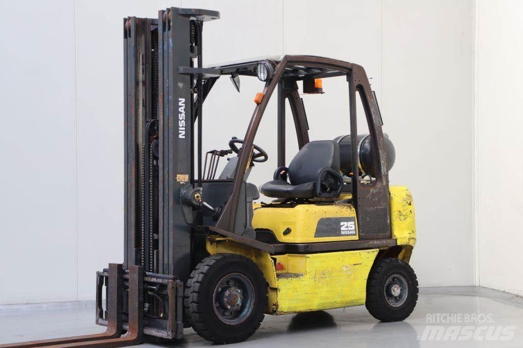 Nissan UD02A25PQ Газові навантажувачі