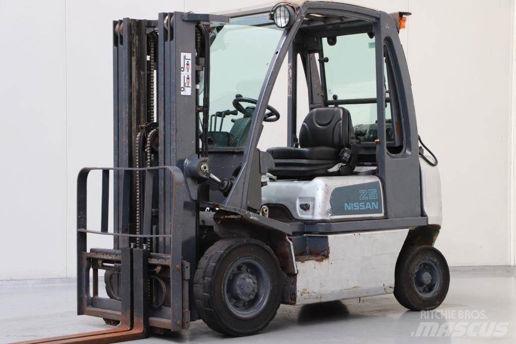 Nissan UD02A25PQ Газові навантажувачі