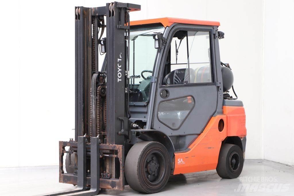 Toyota 02-8FGF30 Газові навантажувачі