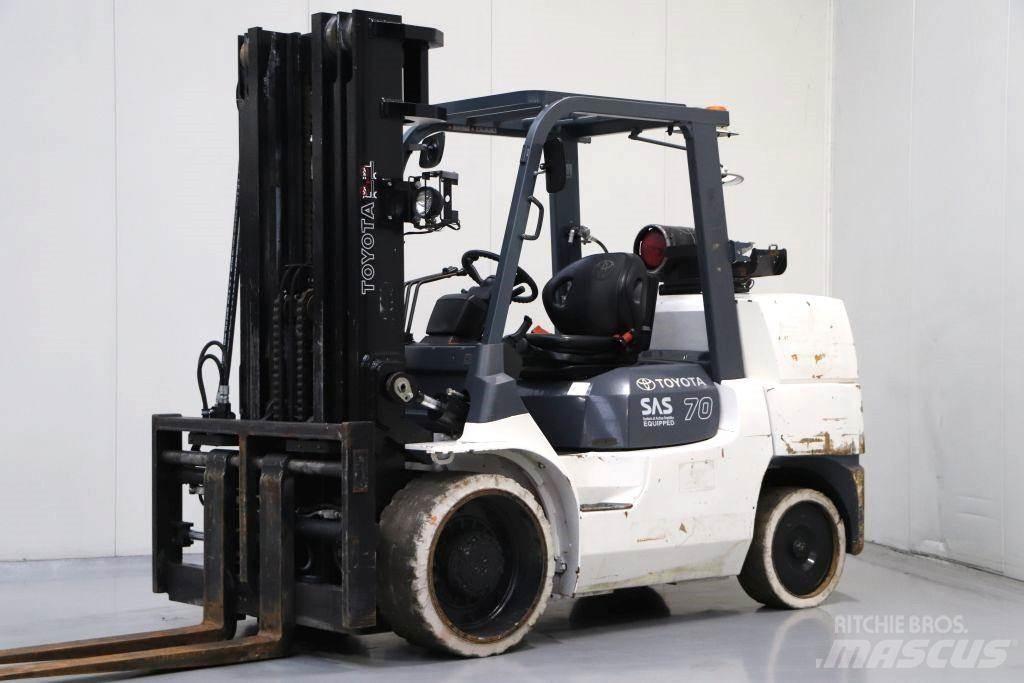 Toyota 7FGCU70 Газові навантажувачі