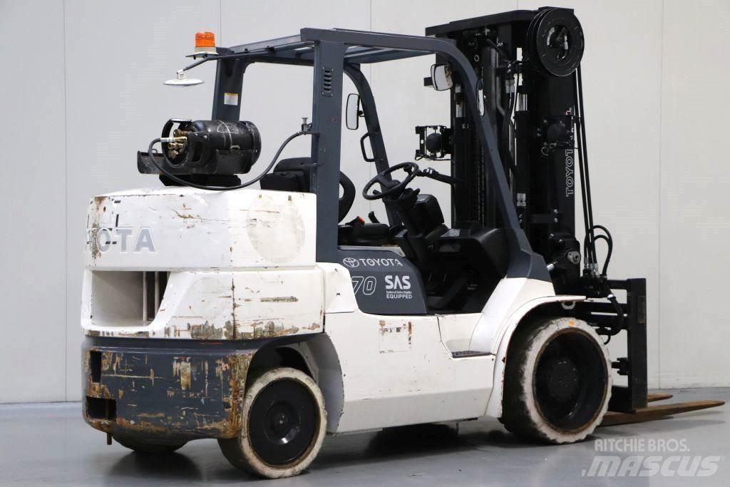 Toyota 7FGCU70 Газові навантажувачі