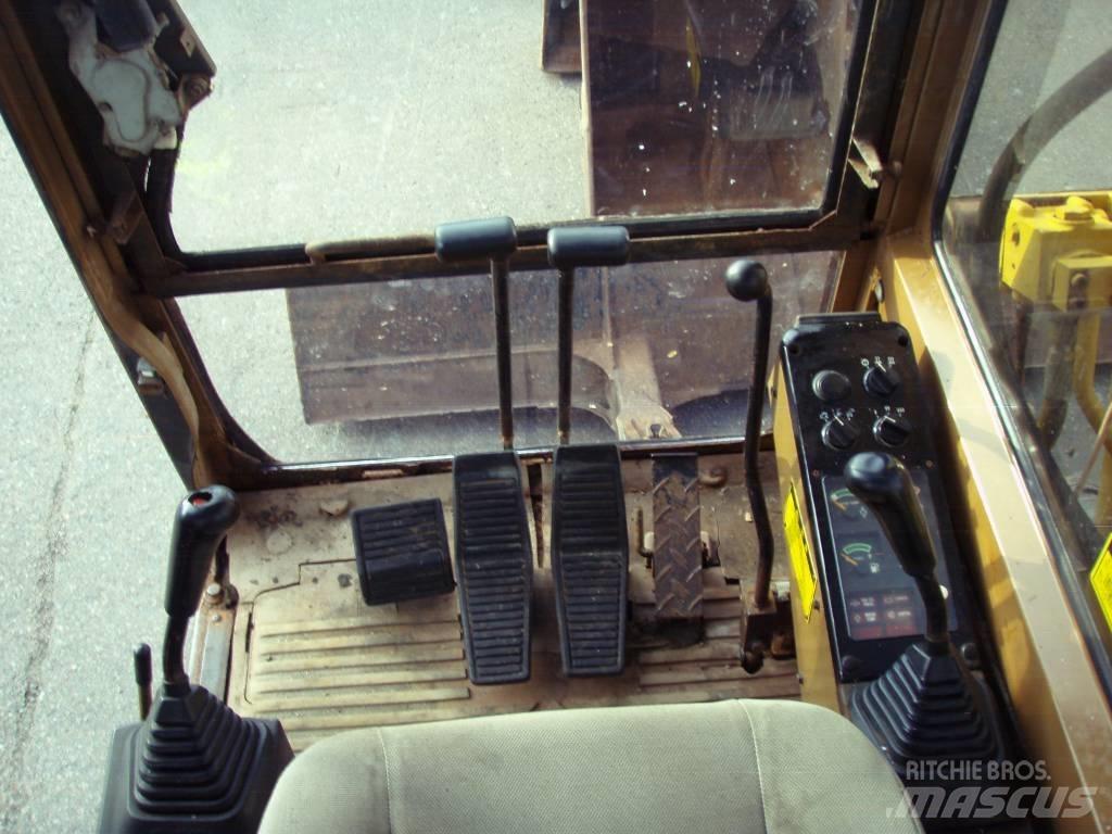 CAT E 70 B Середні екскаватори 7т. - 12т.