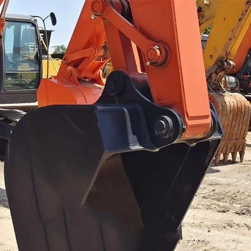 Hitachi ZX 210 Гусеничні екскаватори