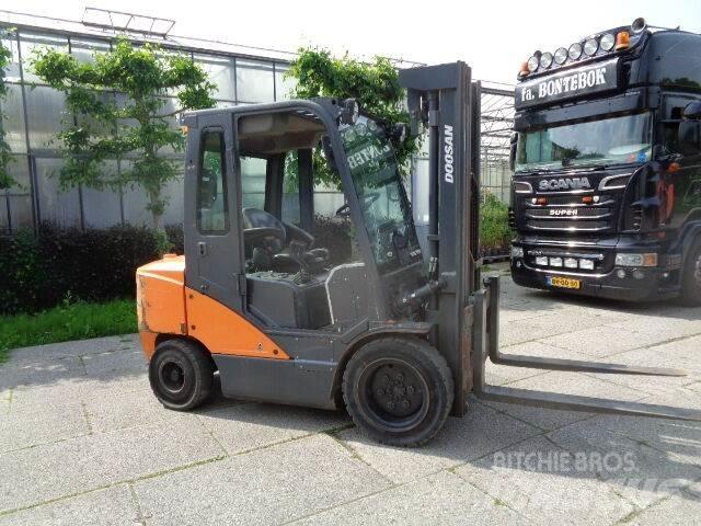 Doosan D35C-7 Дизельні навантажувачі