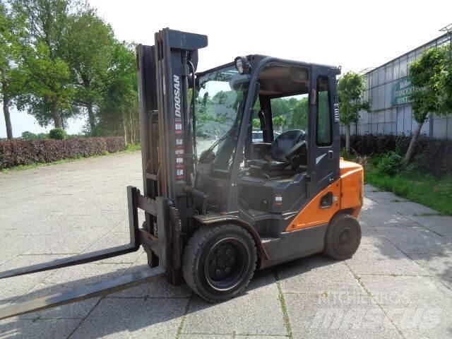 Doosan D35C-7 Дизельні навантажувачі