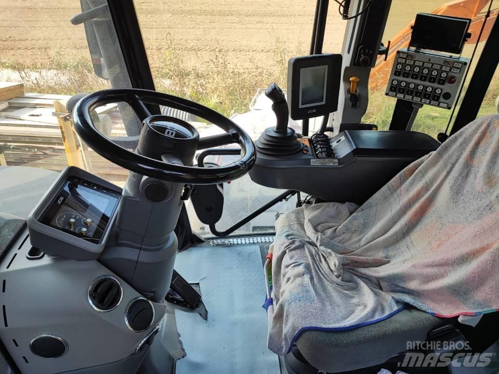 JCB Fastrac 4220 Трактори