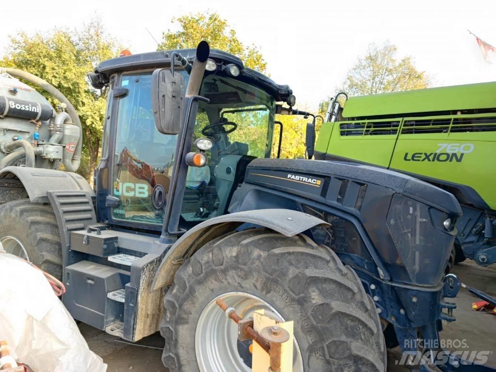 JCB Fastrac 4220 Трактори