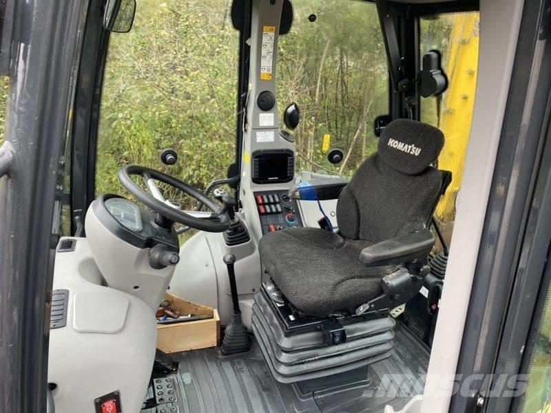 Komatsu WB 93 R-8 Екскаватори-навантажувачі