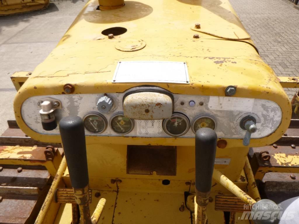 CAT D 4 D Гусеничні бульдозери