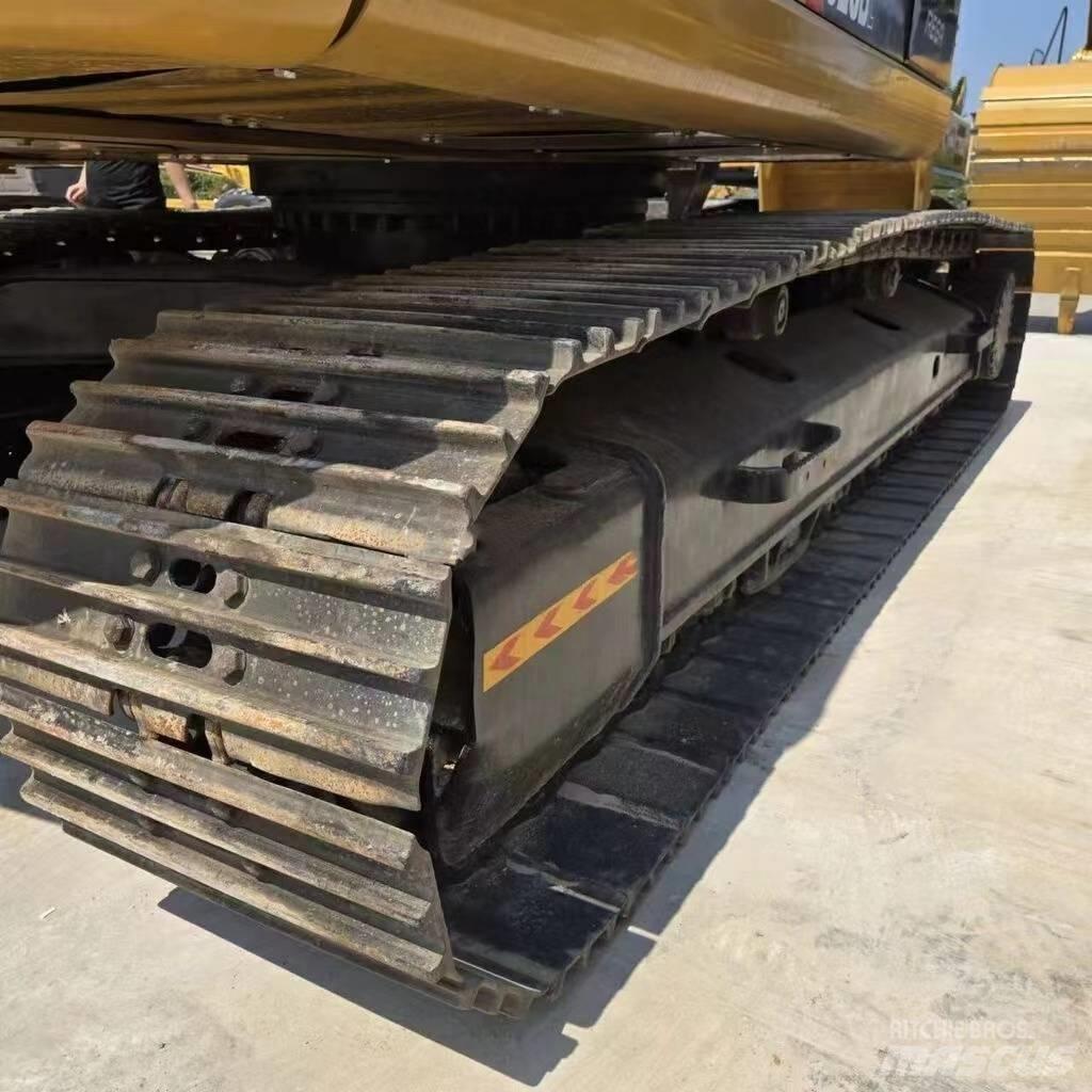 CAT 323 D Гусеничні екскаватори