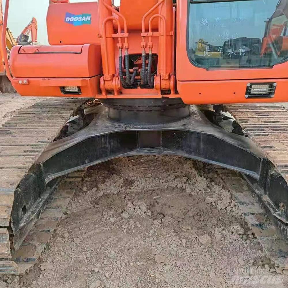 Doosan 225 Гусеничні екскаватори