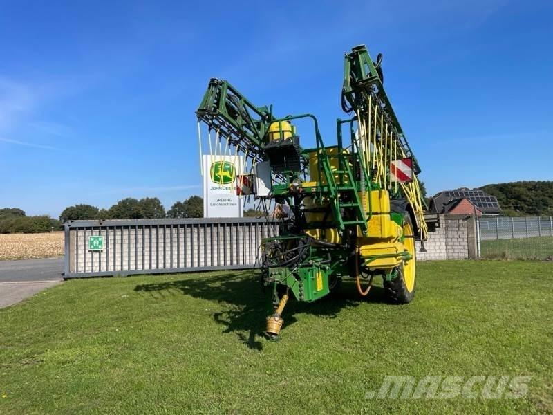 John Deere 824 Причіпні обприскувачі