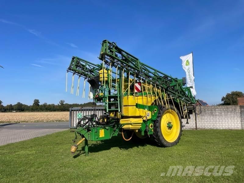 John Deere 824 Причіпні обприскувачі