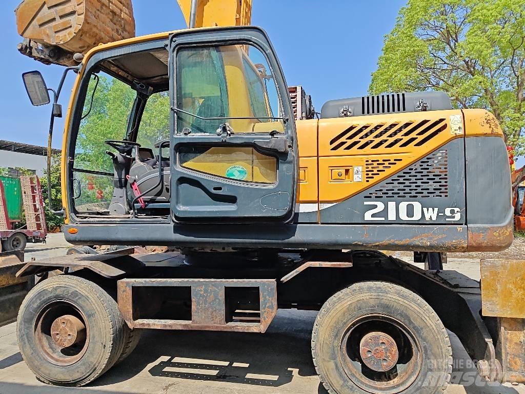 Hyundai R210W-9 Колісні екскаватори