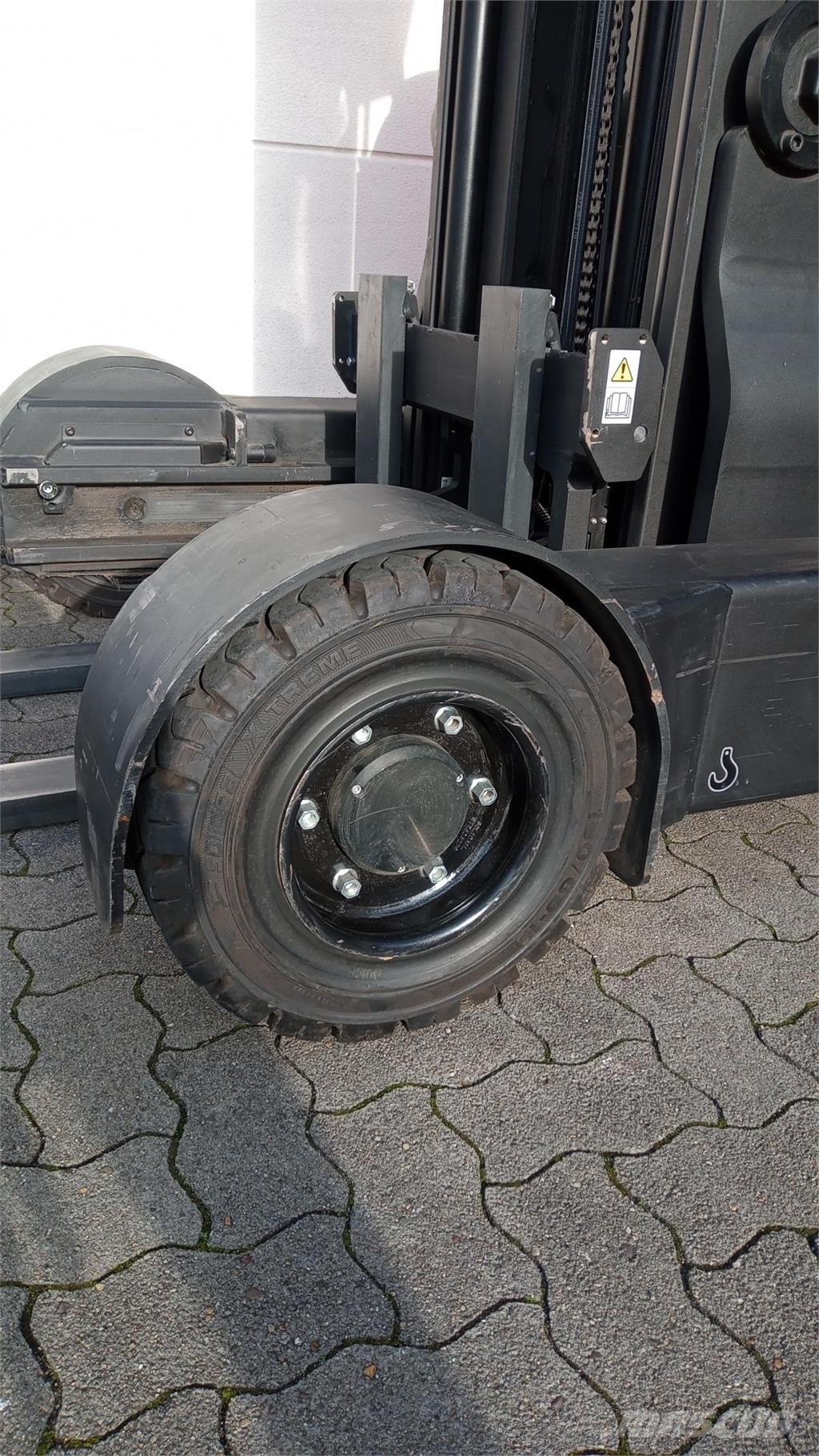 Toyota RRE160HR Річ-трак із високим підйомом