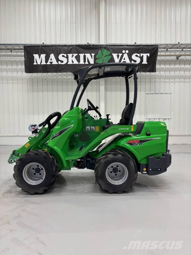 Avant 528 Багатофункціональне обладнання для вантажних і землекопальних робіт