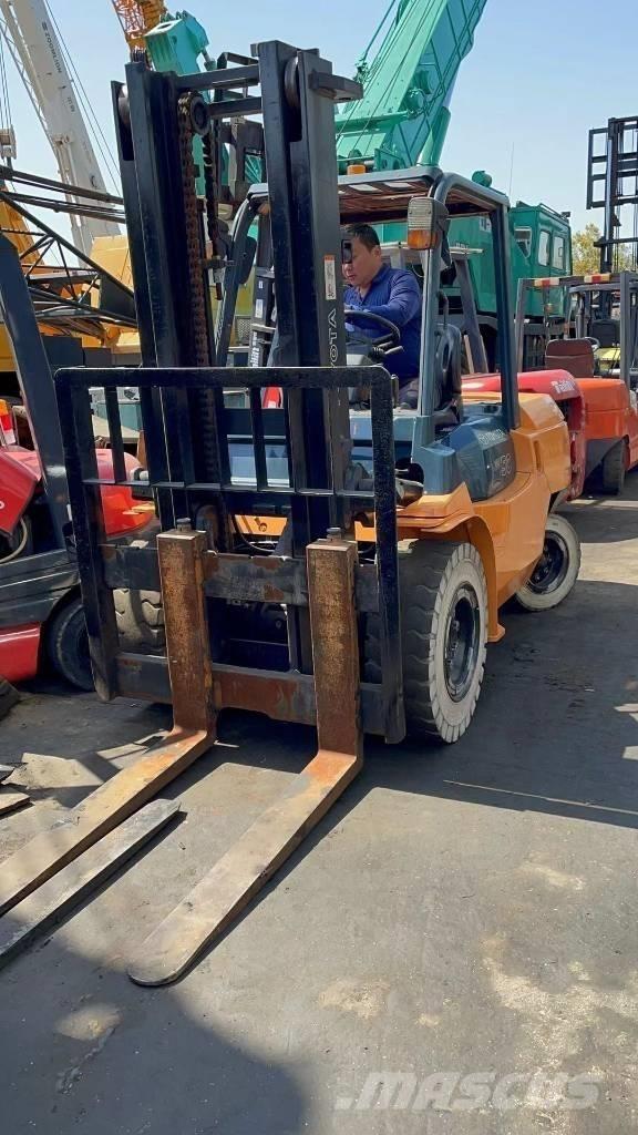 Toyota 5 ton Дизельні навантажувачі