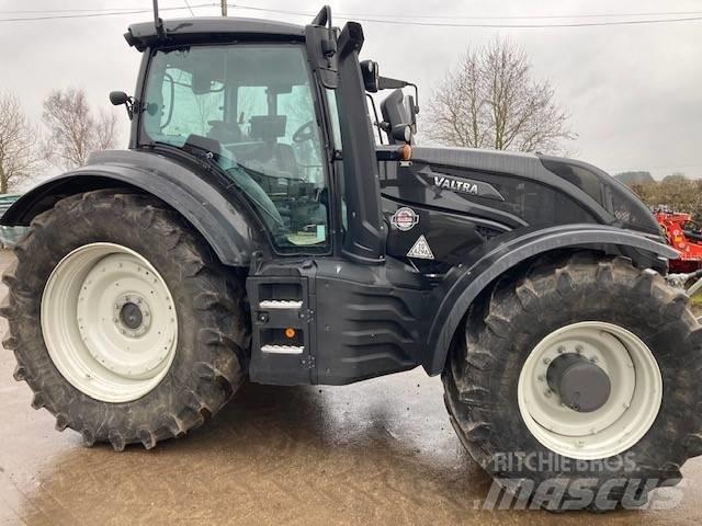 Valtra T214 Versu Трактори