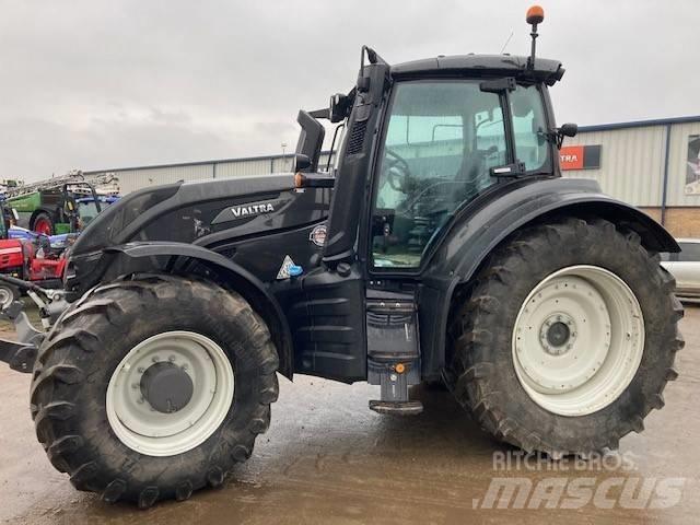 Valtra T214 Versu Трактори