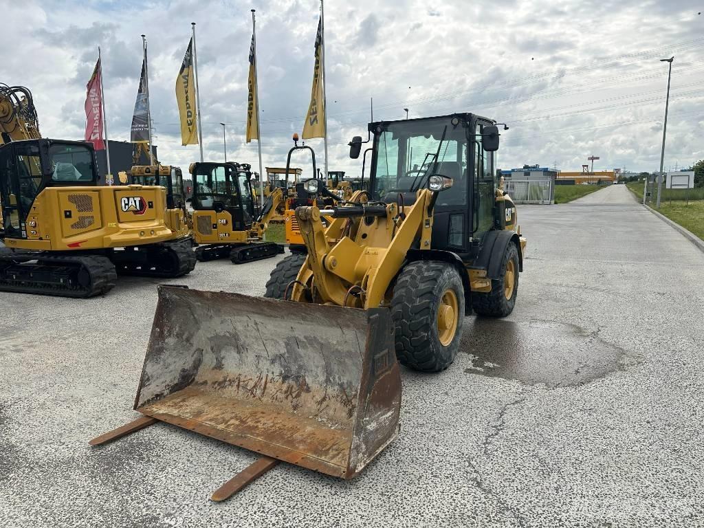 CAT 906 Фронтальні навантажувачі