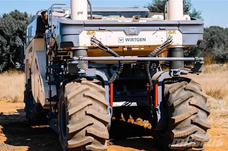 Wirtgen WR240 Вантажівки / спеціальні