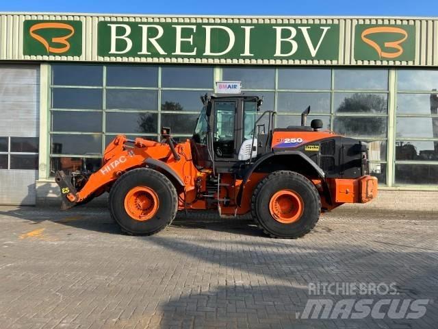 Hitachi ZW 250-6 Фронтальні навантажувачі