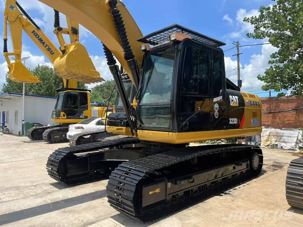 CAT 323 D L Гусеничні екскаватори