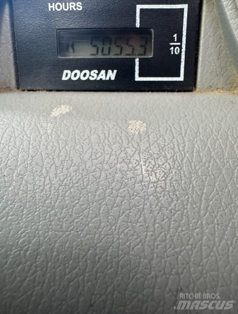Doosan DX 140 W Колісні екскаватори