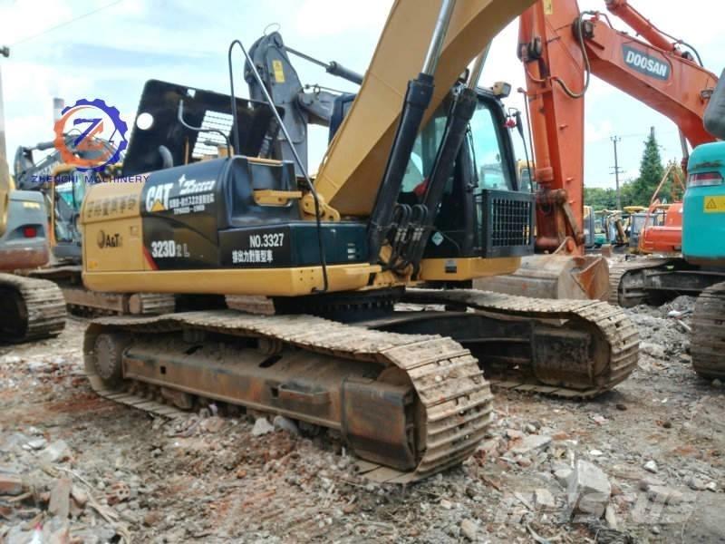 CAT 323 D L Гусеничні екскаватори