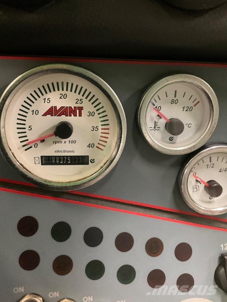 Avant 528 Багатофункціональне обладнання для вантажних і землекопальних робіт