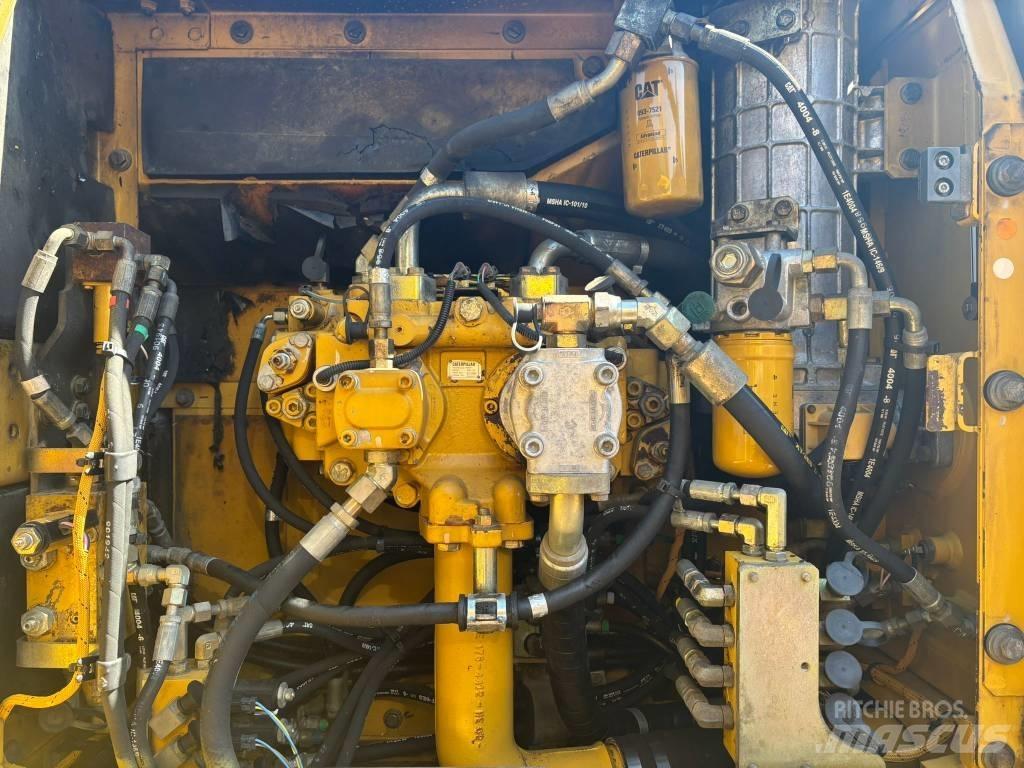 CAT 323 D L Гусеничні екскаватори