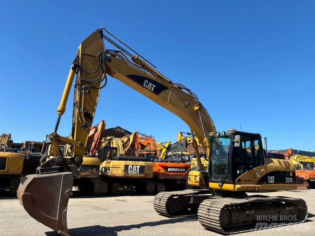 CAT 323 D L Гусеничні екскаватори