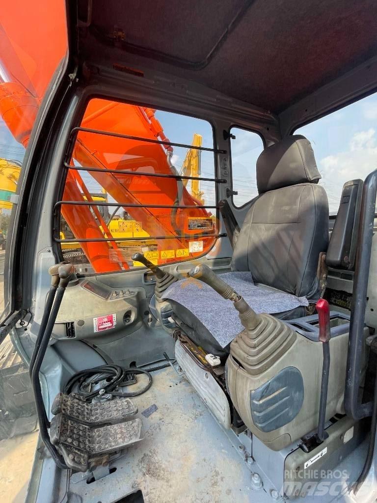 Hitachi EX 200 Гусеничні екскаватори