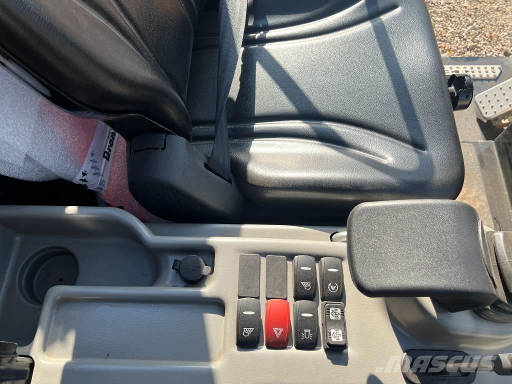 JCB 403 Plus Малі навантажувачі