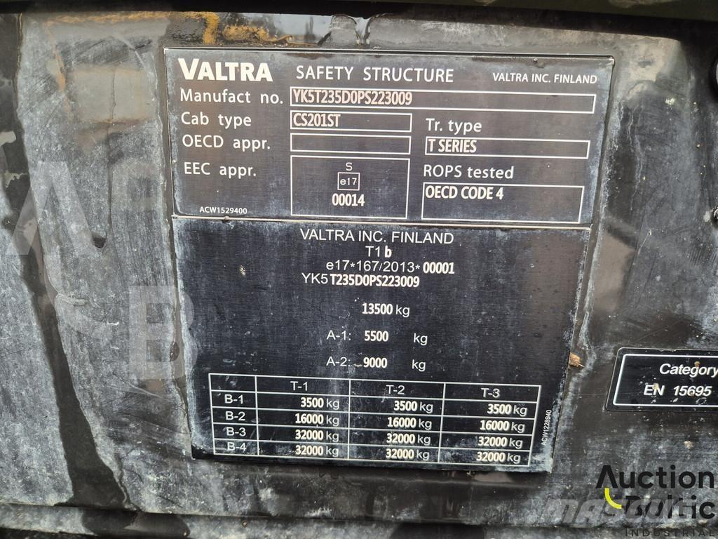 Valtra T235 Трактори