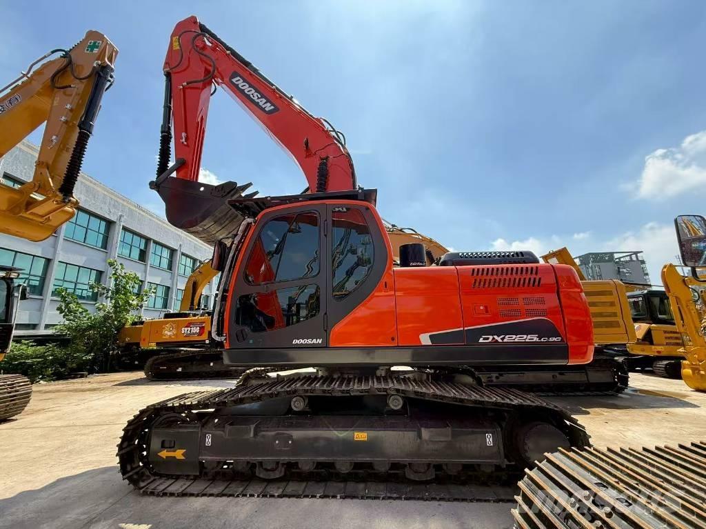 Doosan DX 225 Гусеничні екскаватори