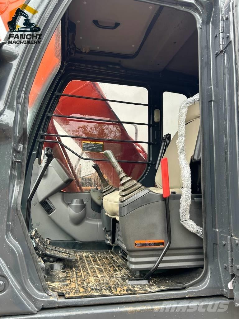 Hitachi 210LC Гусеничні екскаватори