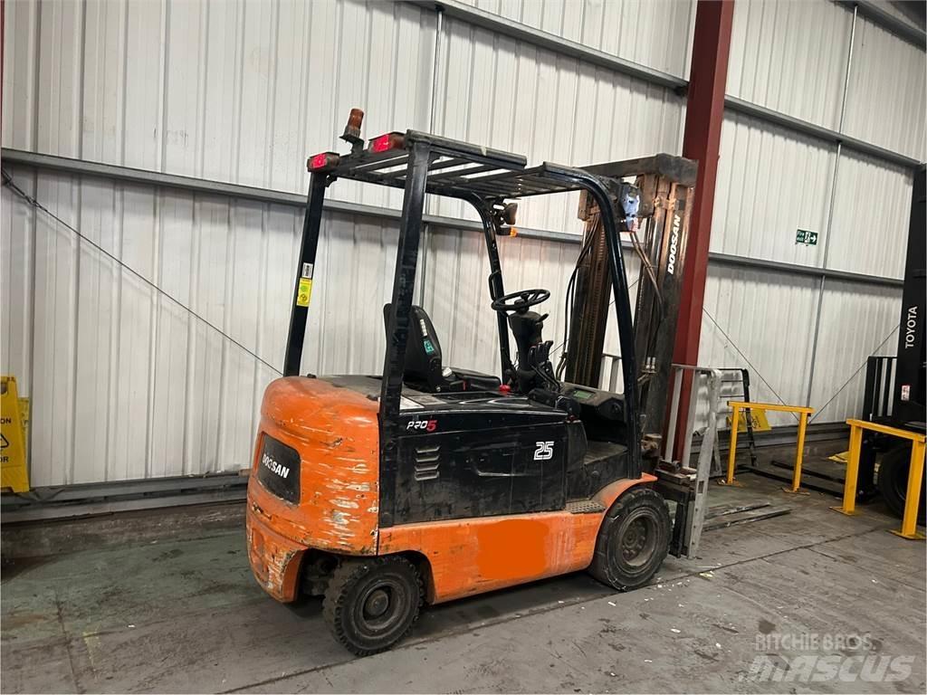 Doosan B25X-5 Електронавантажувачі