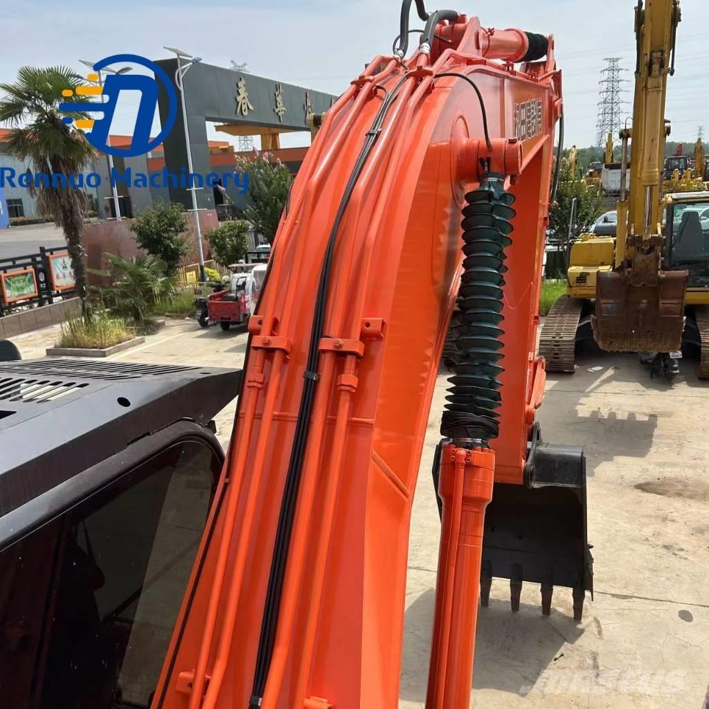 Hitachi ZX 200 Гусеничні екскаватори