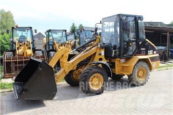 CAT 902 Фронтальні навантажувачі