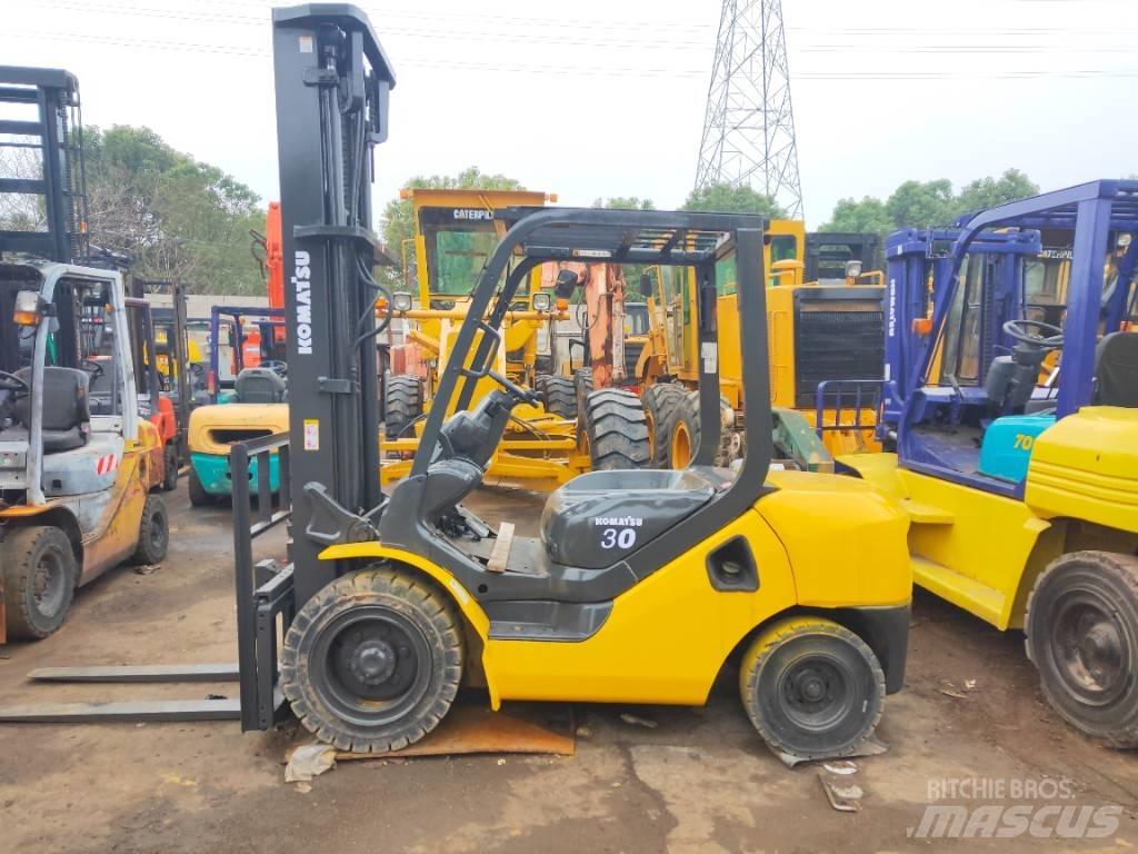 Komatsu FD 30 T-17 Дизельні навантажувачі