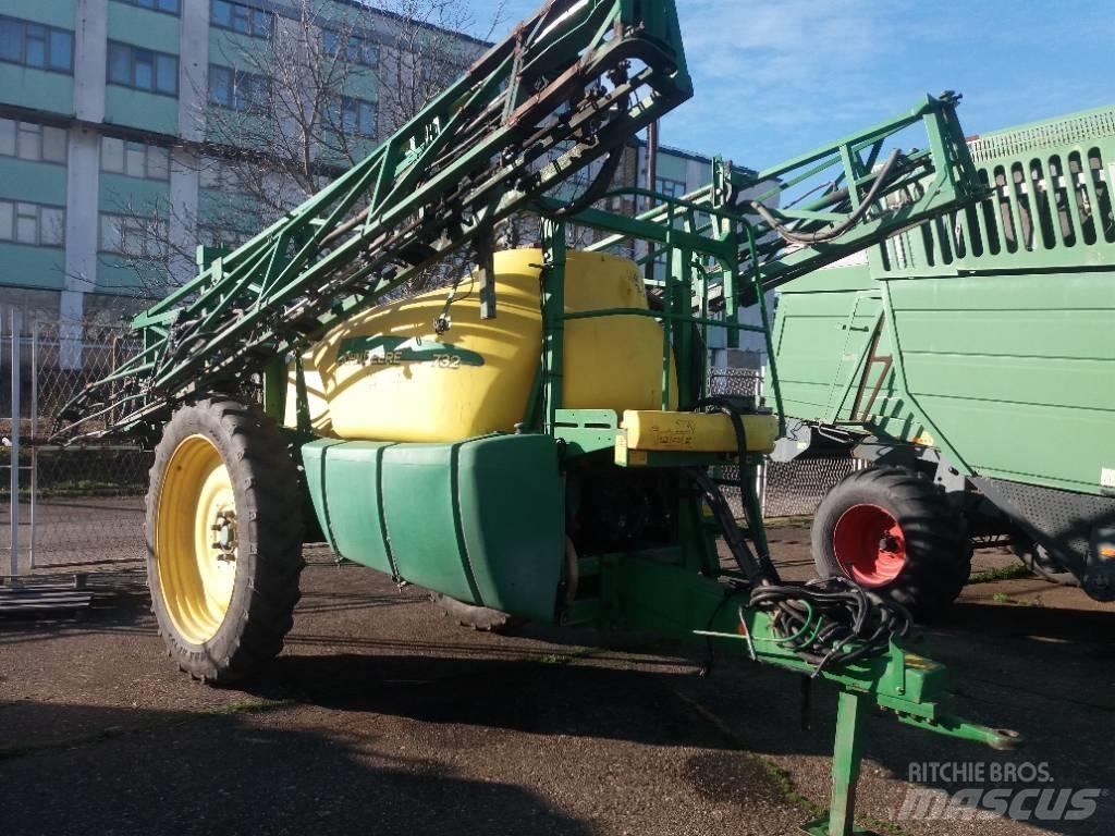 John Deere 732 Причіпні обприскувачі