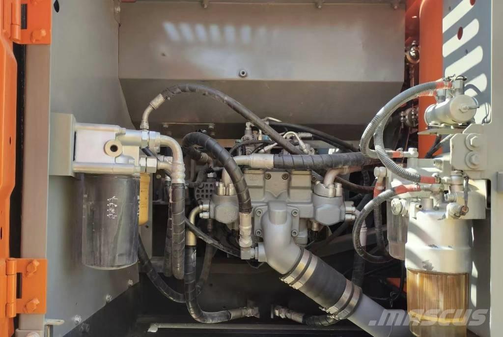 Hitachi ZX 240 Гусеничні екскаватори