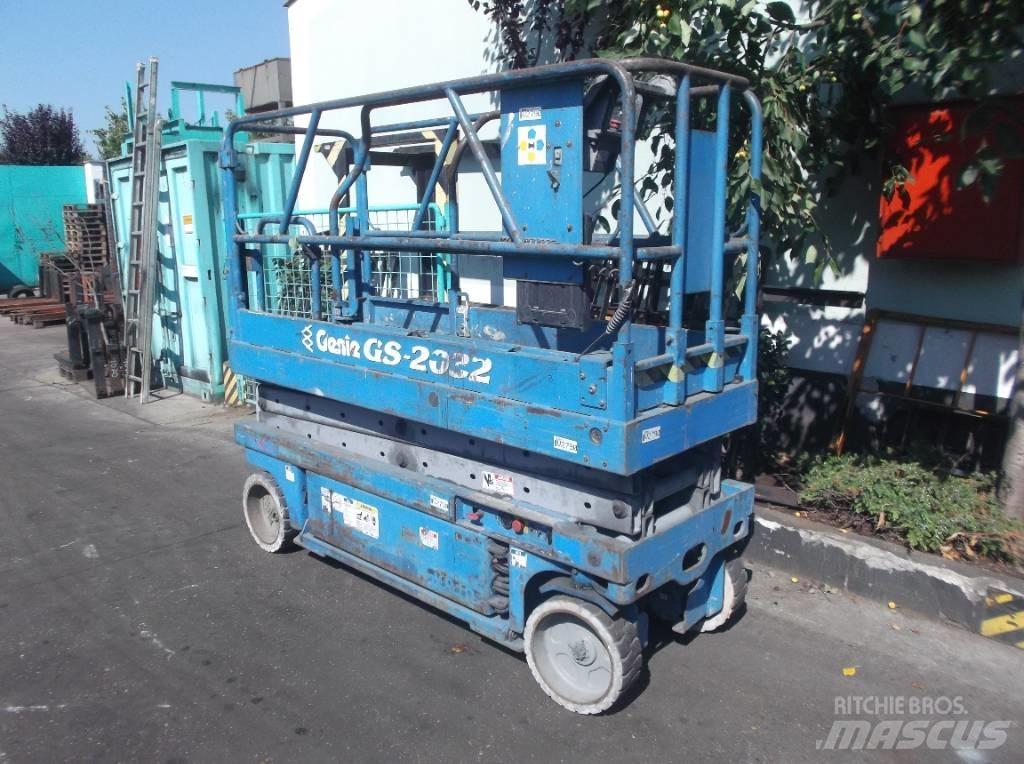 Genie GS 2032    V-2790 Вертикальні щоглові підйомники